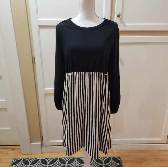 SHEIN Women's Vertical Stripped Print Dress - Picture 5 of 13